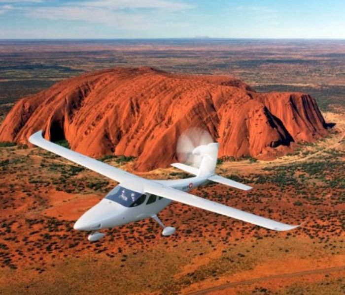 Smartflyer SF1 fliegt über dem Uluru in Zentralaustralien (Foto: Smartflyer)